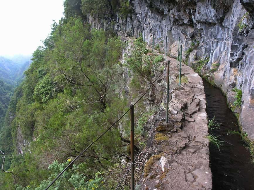 Caldeirão Verde: Queimadas PR9 Transfer and Self-Guided Hike - The self-guided hike in numbers: 15 km, 5.5 hours, and real tunnels