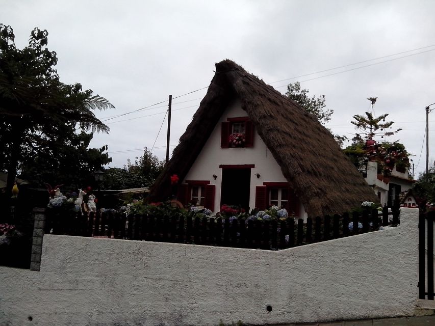 Eastern Madeira: Full-Day Tour with Rum Tasting - Santana’s thatched charm and the Guindaste Skywalk bridge