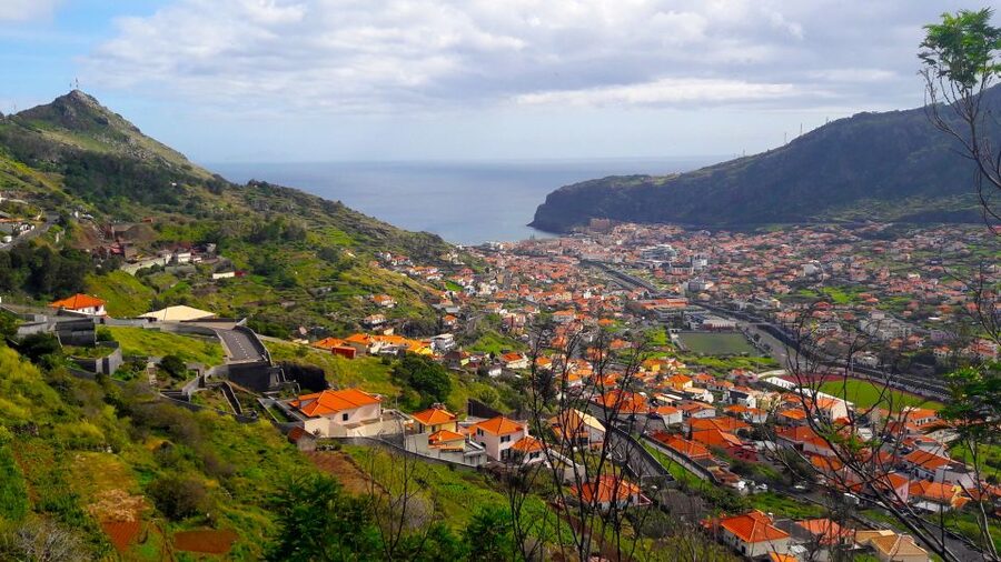 From Funchal: Machico to Porto da Cruz Larano Cliff Hike - Lunch, toilet stops, and how the guide controls the day