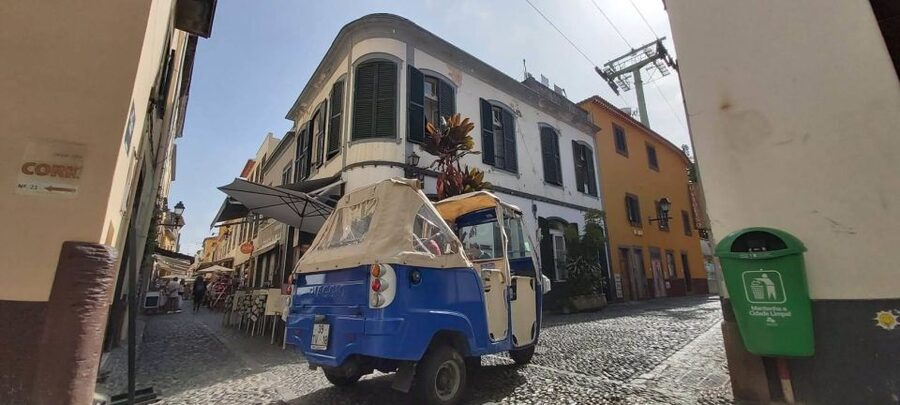 Funchal: Monte Toboggan and Old Town Tour by Tuk-Tuk - The basket-cart toboggan descent: the 2 km thrill