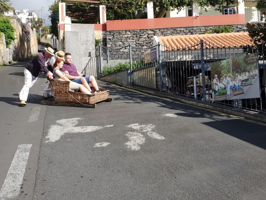 Funchal: Monte Toboggan and Old Town Tour by Tuk-Tuk - Getting picked up in Funchal and finding the route fast