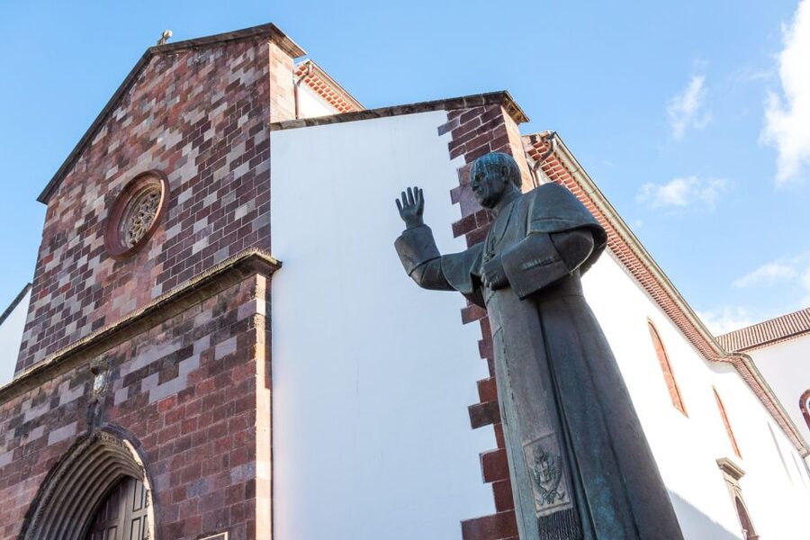 Funchal: Old Town Walking Tour - Municipal Garden, a wine lodge stop, and a small Madeira taste