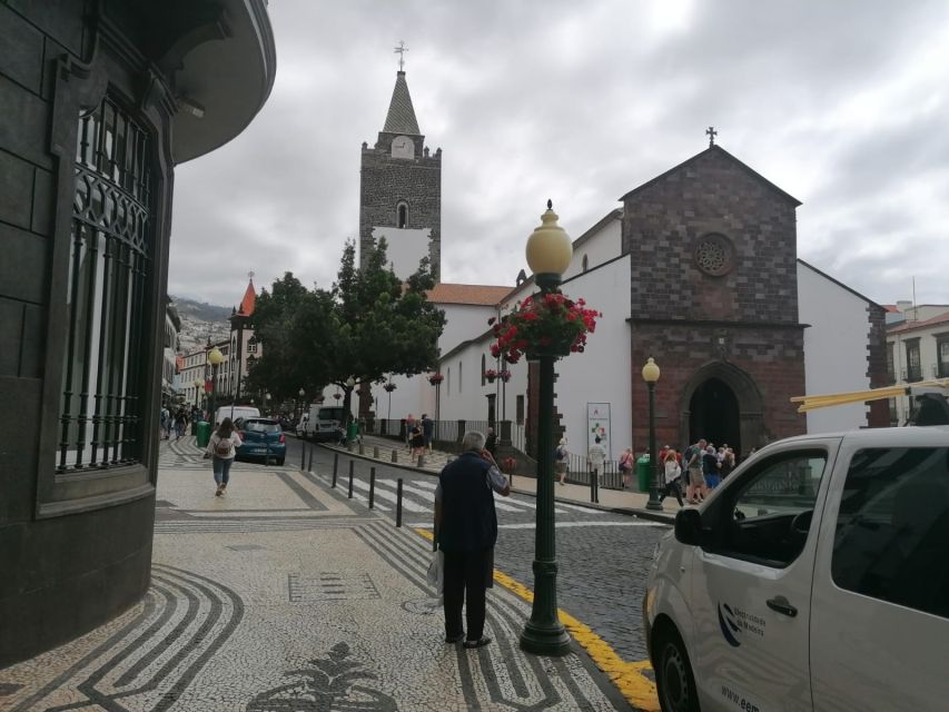 Funchal: Private Guided Tour of Historic Center by Tuk Tuk - Where to Meet: Avenida do Mar and the Private Pickup Setup