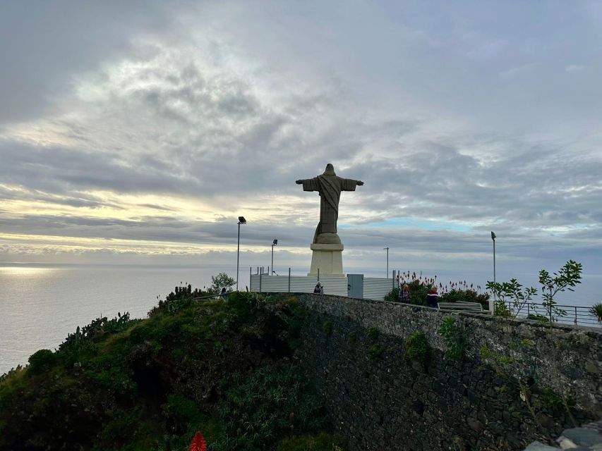 Half-Day Country Market Tour on Madeira Island - Bus timing, pickup convenience, and what walking really means