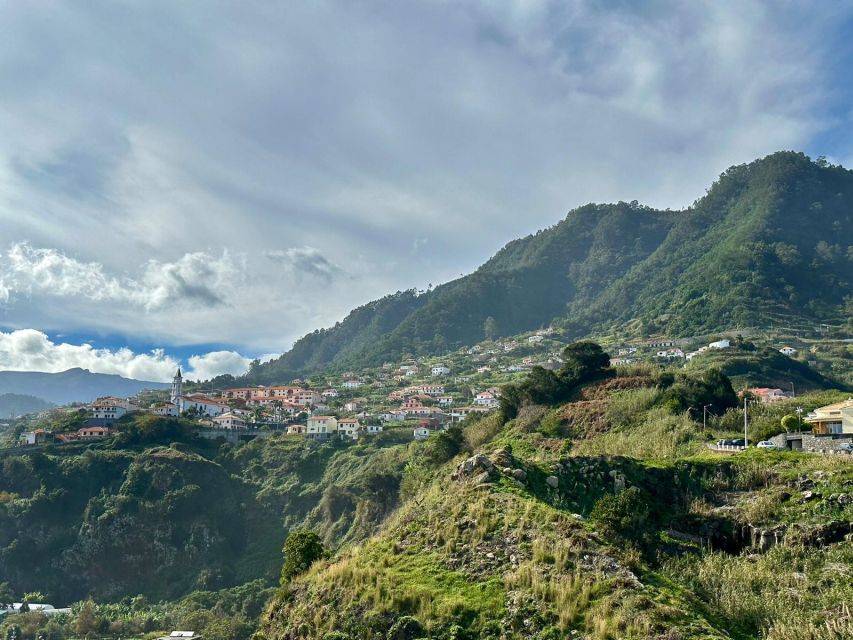 Madeira : East Tour - Santana North Side - Faial and the run north to Santana: switching from mountains to north-island character