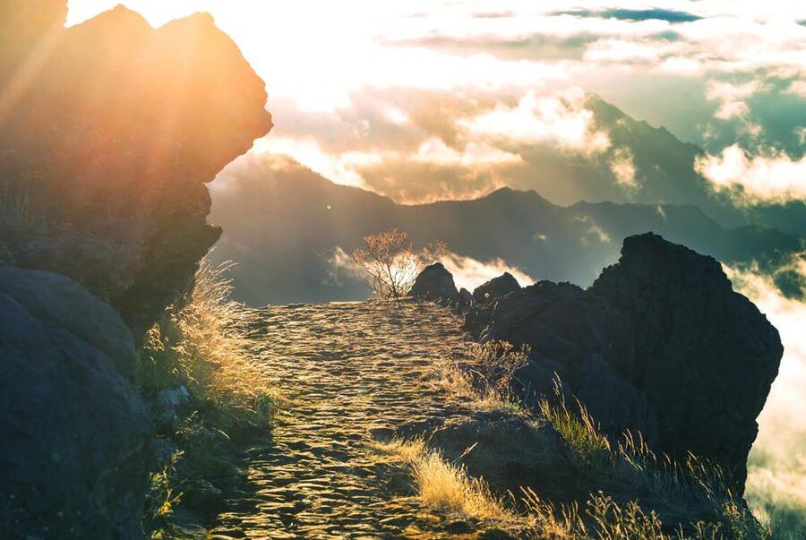 Madeira: Heavenly Sunset Pico do Arieiro with Snacks & Wine - Pico do Arieiro at golden hour: what you’re actually seeing