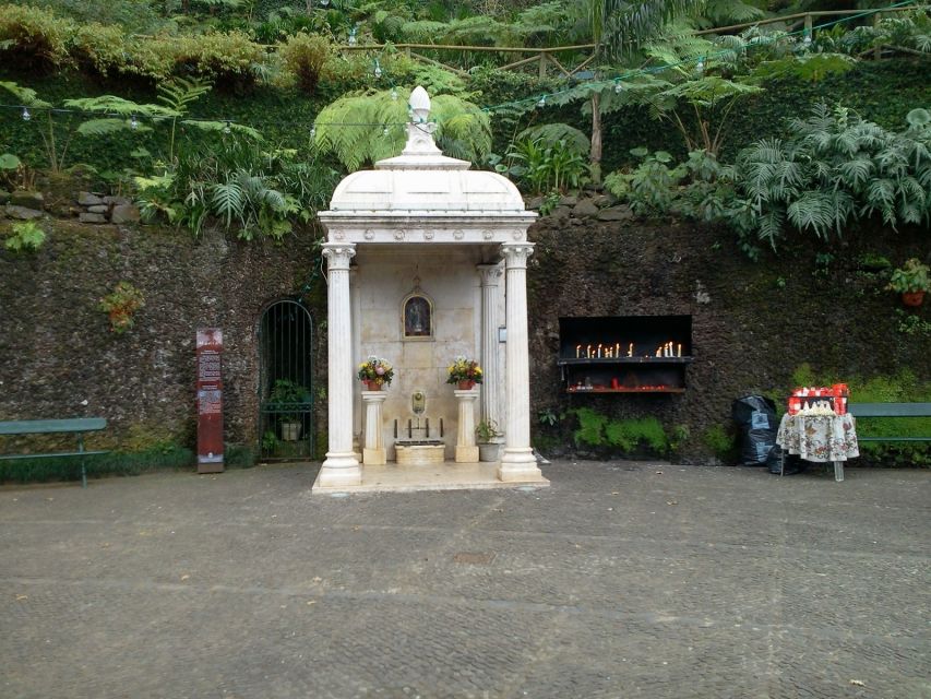 Madeira: Monte Sightseeing Tour & Toboggan Sled Ride - Monte Walking Route: Largo da Fonte and the Old Train Station View