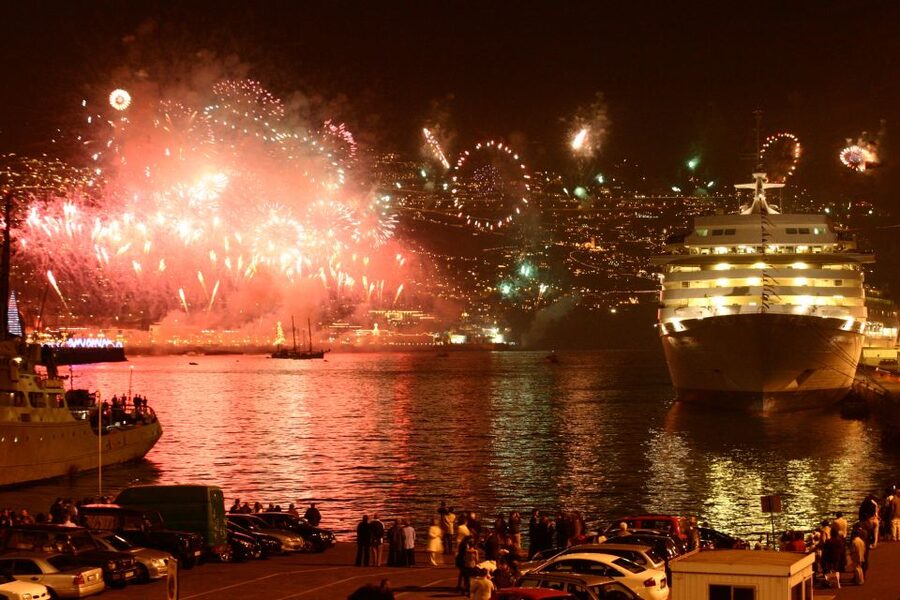 Madeira: New Year's Eve Fireworks by Catamaran - Where You Meet in Funchal Marina, Cais 8 by Praça do Povo