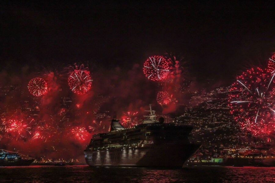 Madeira: New Year's Eve Fireworks by Catamaran - Boarding and the 1.5-Hour Flow You Can Count On