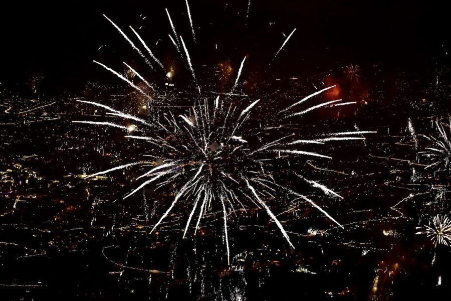 Madeira: New Years Eve Fireworks Catamaran Cruise - Watching the Fireworks From the Bay: The Main Event