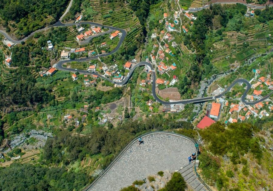 Madeira : Nun's Valleys and Pico Areeiro 4X4 Tour - Pico dos Barcelos: the first big perspective