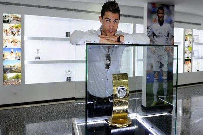 Madeira: Private Cristiano Ronaldo Tour with CR7 Museum - Downtown Funchal and the CR7 Museum Trophies
