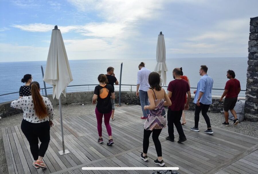 Madeira: Salsa and Bachata dance and discovery experience - What happens during the 1 hour: musicality, timing, and partner basics
