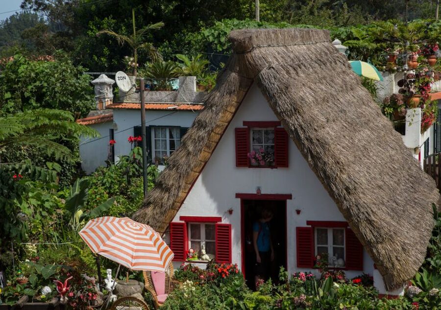 Madeira: The Enchanting North - Santana: thatched-roof houses plus an 80-minute lunch window