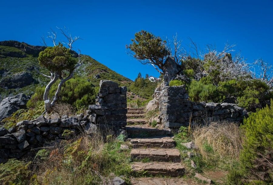 Pico Areeiro to Pico Ruivo Madeira Island Walk - Safety, the 3 euro access tax, and why guides matter here